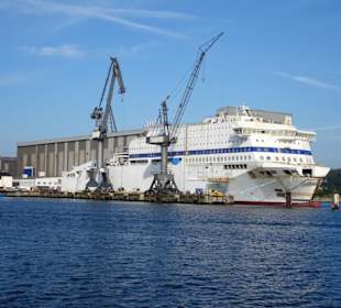 Blick von der M/S Viking auf die Werft