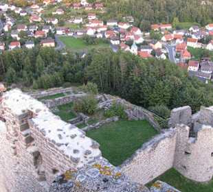 Blick vom Aussichtsplateu zum Burghof