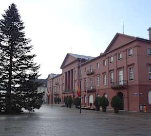 Rund um die Pyramide