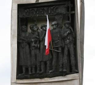 Relief an einer der drei Kreuze