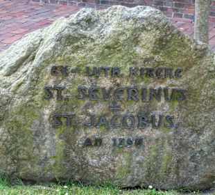 Stein vor der Kirche St. Severinus und St. Jacobus