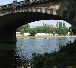 Abajo de un puente en Praga