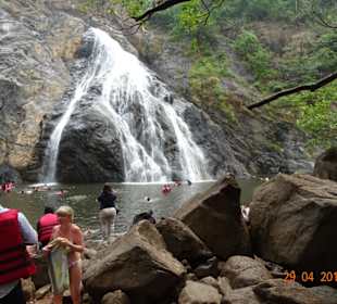 Herrliche Erfrichung am Fuße des Wasserfalls