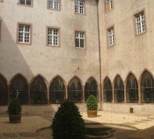 Klostermauern im Stadtkern