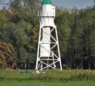 Leuchttürme auf der Wiese - typisch Harriersand
