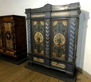 Alte Schränke im Schloss Jever