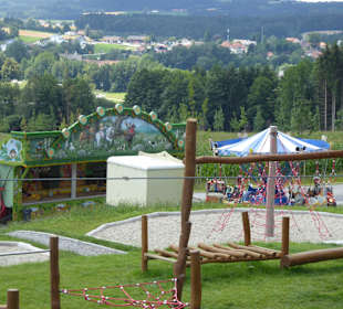Sicht auf das Kinderkarussell und Schießbude 