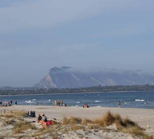 Der Strand ist ansich schön trotz der vielen Verk.