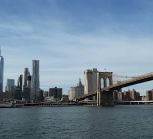 Blick auf Skyline und Brooklyn Bridge