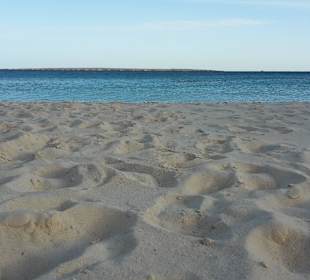 Schönes blaues Wasser lädt zum Baden ein 