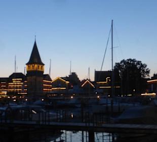 Blick über den Hafen zum Mangturm und Promenade