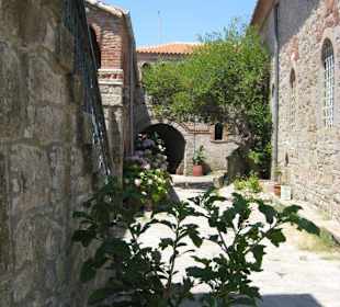 Innenhof von Kloster Moni Ypsilou