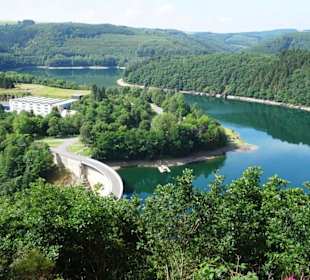 Staumauer und See der Talsperre