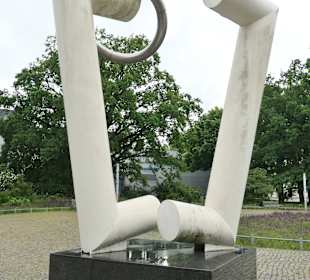 Die abstrakte Plastik „Vacanz“ am Friedensplatz