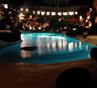 Pool bei Nacht