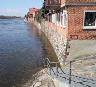 Die Elbpromenade steht unter Wasser