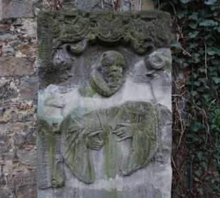 Epitaphe an der Außenmauer