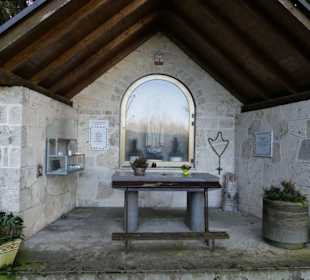 Madonna hinter Glas
