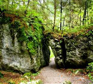 Der Weg zwängt sich zwischen 2 Felsblöcke