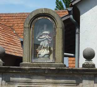 Heiligenfigur an Hofeingang in Birnfeld