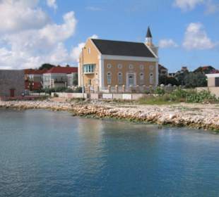 Iglesia frente al mar