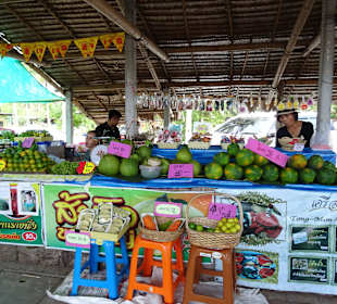 Floating Markt Thakha