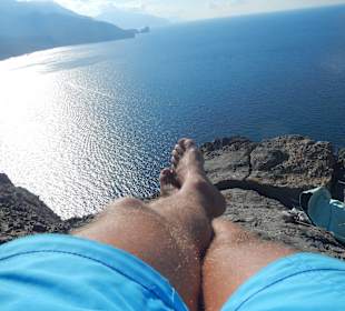Kleine Rast auf kleiner Wanderung: Relaxen am Fels