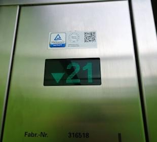 Im Lift des KölnTriangle