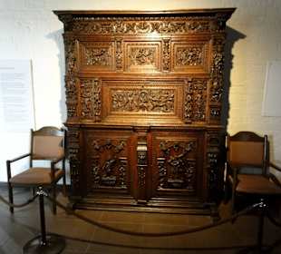 Alter Schrank in der Burg Bederkesa