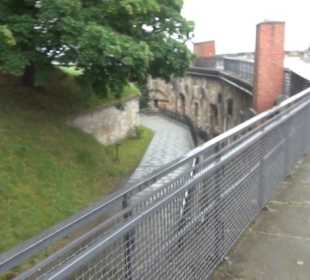 Entlang der Festungsmauer