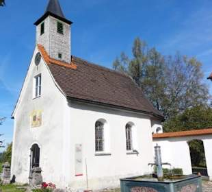 Kapelle mit Dorfbrunnen