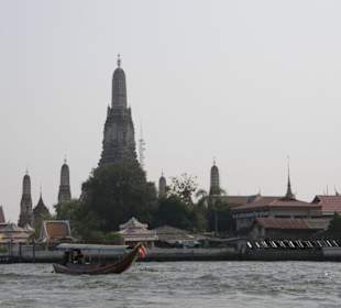 Vorbei an Wat Arun