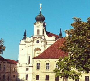 Blick vom Hotel zur Wallfahrtskirche Klostergasthof Raitenhaslach