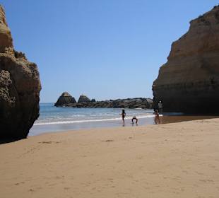 Felsformationen am Strandende