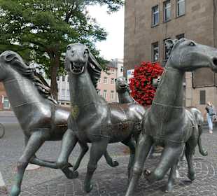 Die rasanten Pferde am Hbf.