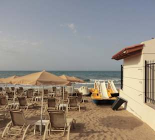 Öffentlicher Strand mit Schirm-/Liegenvermietung
