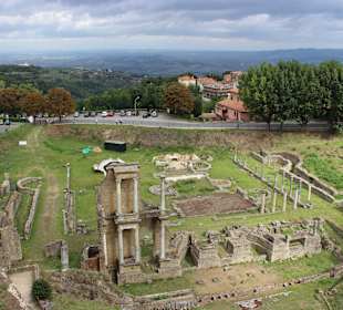 Theater und Parkplatz