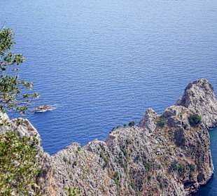 Jaka ta łódka na dole malutka.