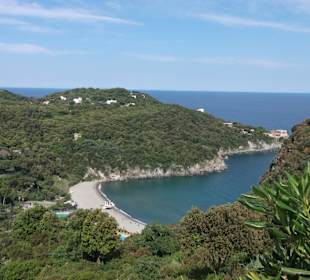 Hotelstrand in der San Montano Bucht