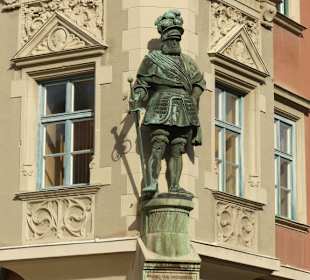 Außenasicht mit Statue von Georg von Frundsdorf
