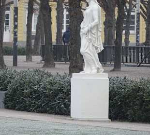 Parkanlage vor dem Schloss Karlsruhe