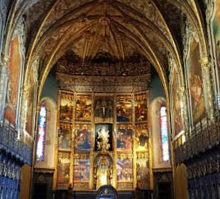 Blick in die Kirche auf Altar.