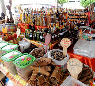 Gang über den Marché de la Darse