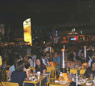 Abends vor dem World Plaza