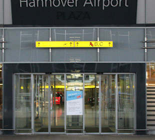 Übergang vom Parkhaus 1 zur Airport Plaza