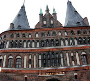 Holstentor stadtauswärts gesehen