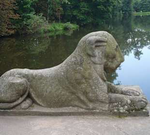 Rzeźba przed Świątynią Diany