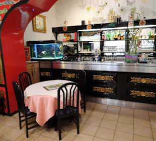 Blick auf die Theke des Restaurant Drago D´Oro