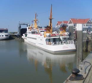 Eine der Fähren im Hafen von Juist