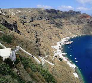 Thirasia. Widok na port z wioski na górze.